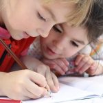 Niños escribiendo